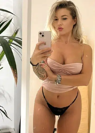 Andra Selfie Blonde Amsterdam Escort
