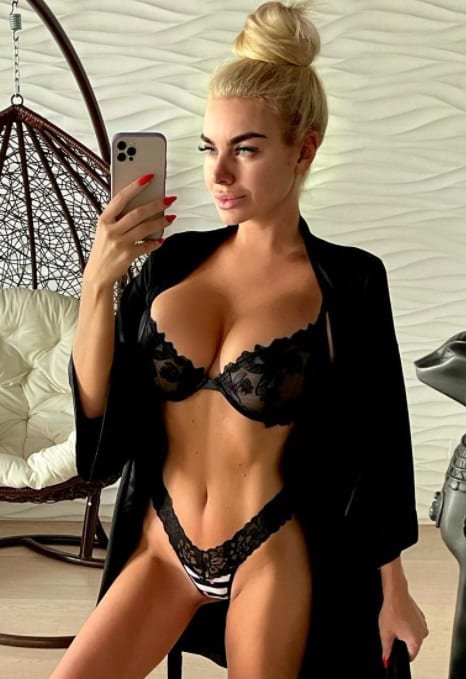 Naked Euro Girl Escort Vivianka