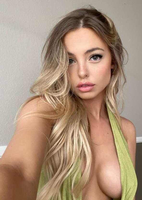 Selfie babe Emma Kiss escort Amsterdam