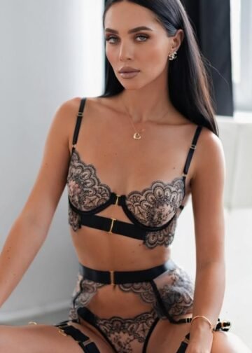 Black Lace & Desire – Victorya, Your Exclusive GFE Escort in Amsterdam