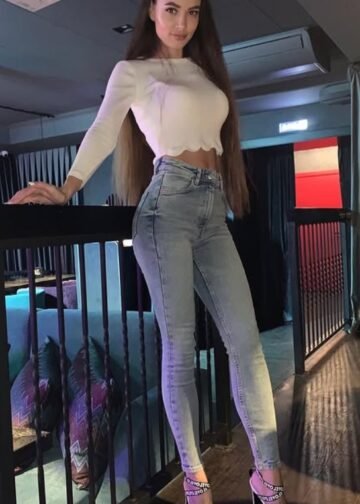 Youlia Waiting in Style – Casual Look, Irresistible Eyes | Elite Escort Amsterdam