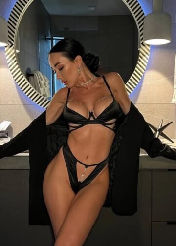 Escort Nyna – Sensual Brunette for Exclusive Outcall in Amsterdam